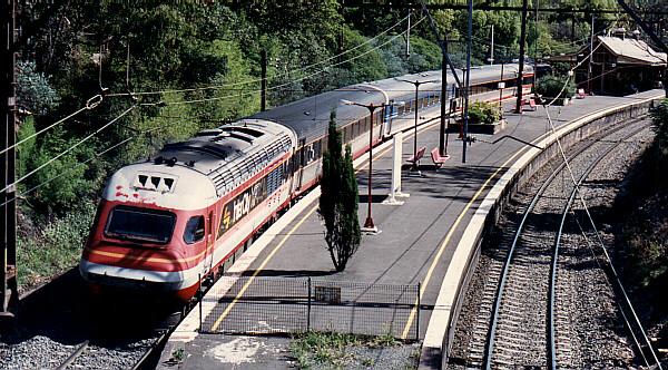 3 car XPT on an empty car movement to Broadmeadow prior to the Northern line